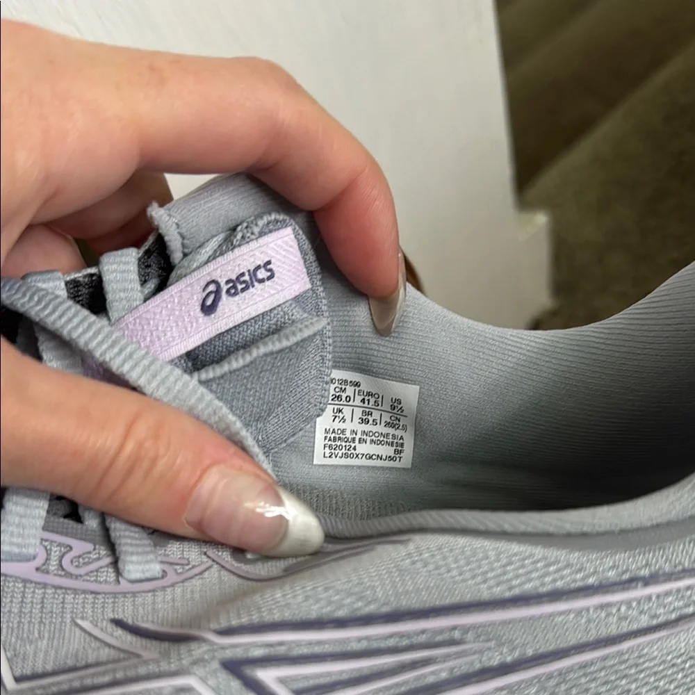 Asics Light Gray Gel Cumulus 26 Sneakers - Picture 4 of 4